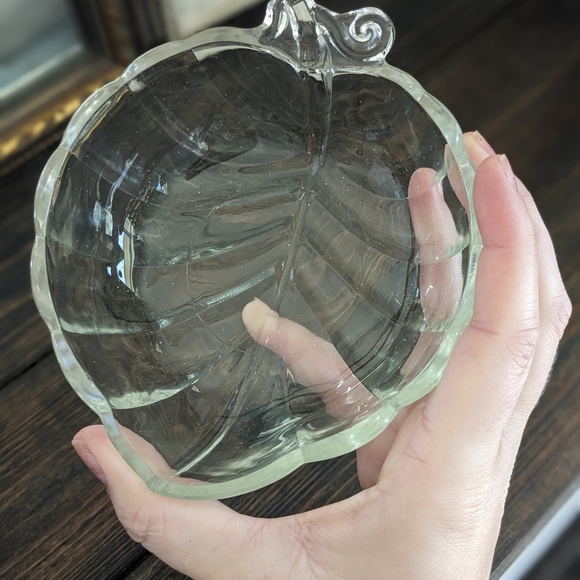Leaf Shaped Glass Catch All Dish - Picture 4 of 4